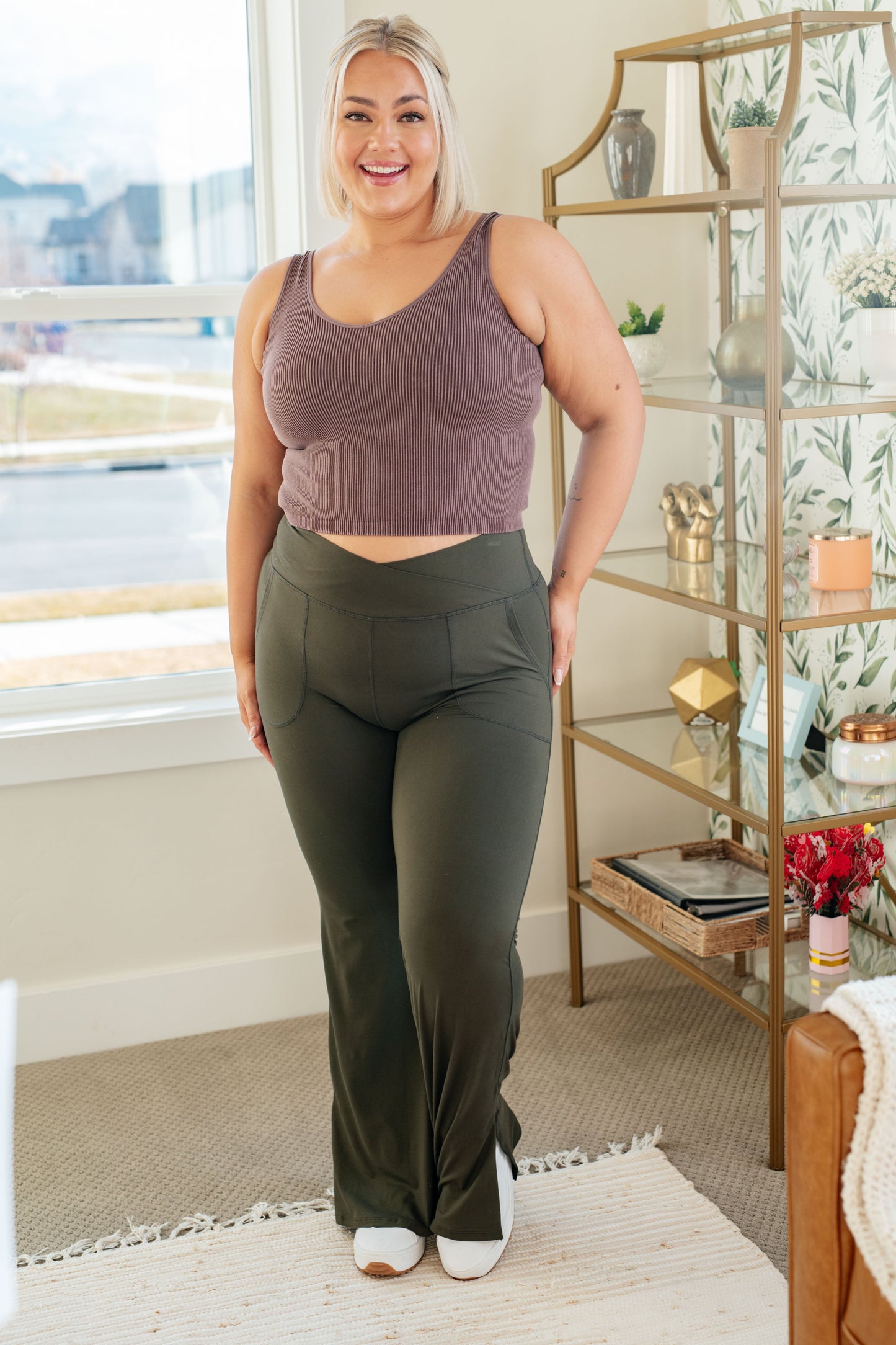 On the Move Flare Leggings | Olive