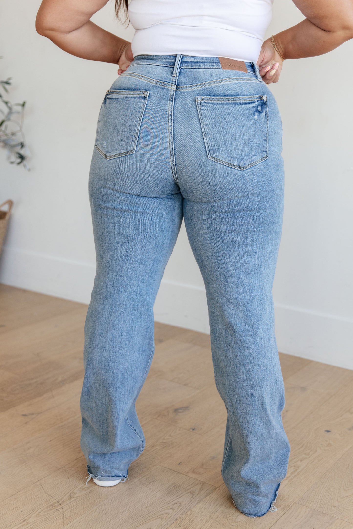 Mildred High-Rise V-Front Waistband Straight Jeans | Judy Blue